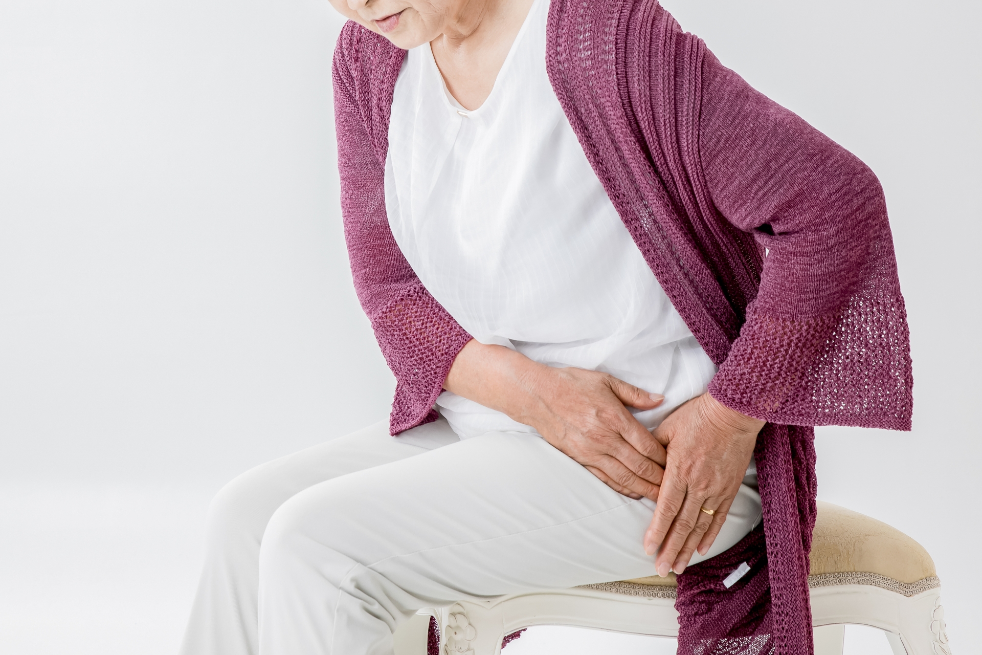 股関節痛を持つ女性の写真